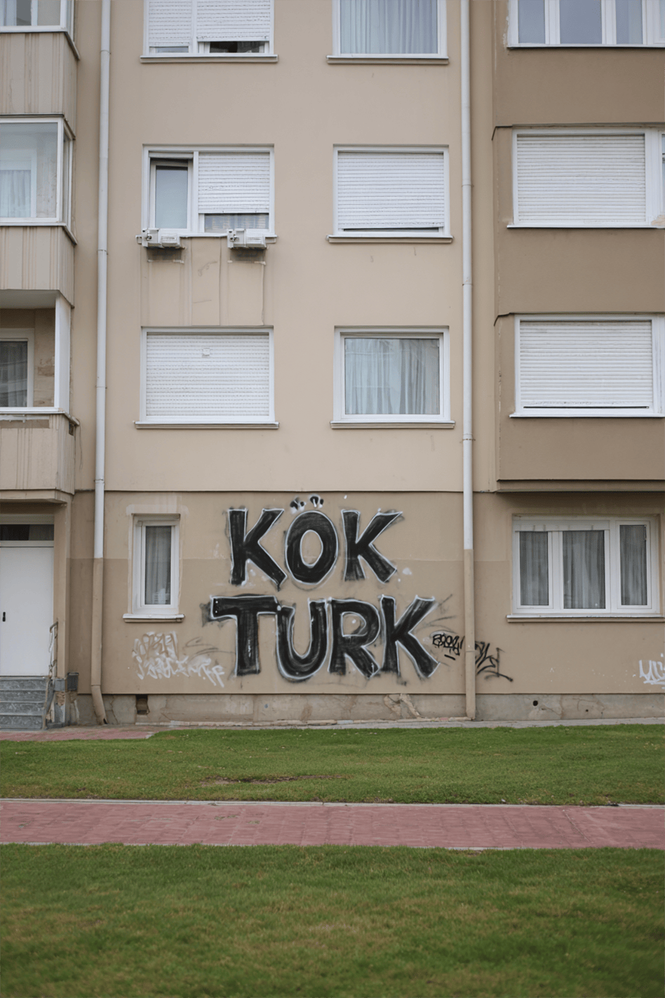 Fascholand-Canberg-Koektuerk-Graffiti-Plattenbau-Musclebeaver-01
